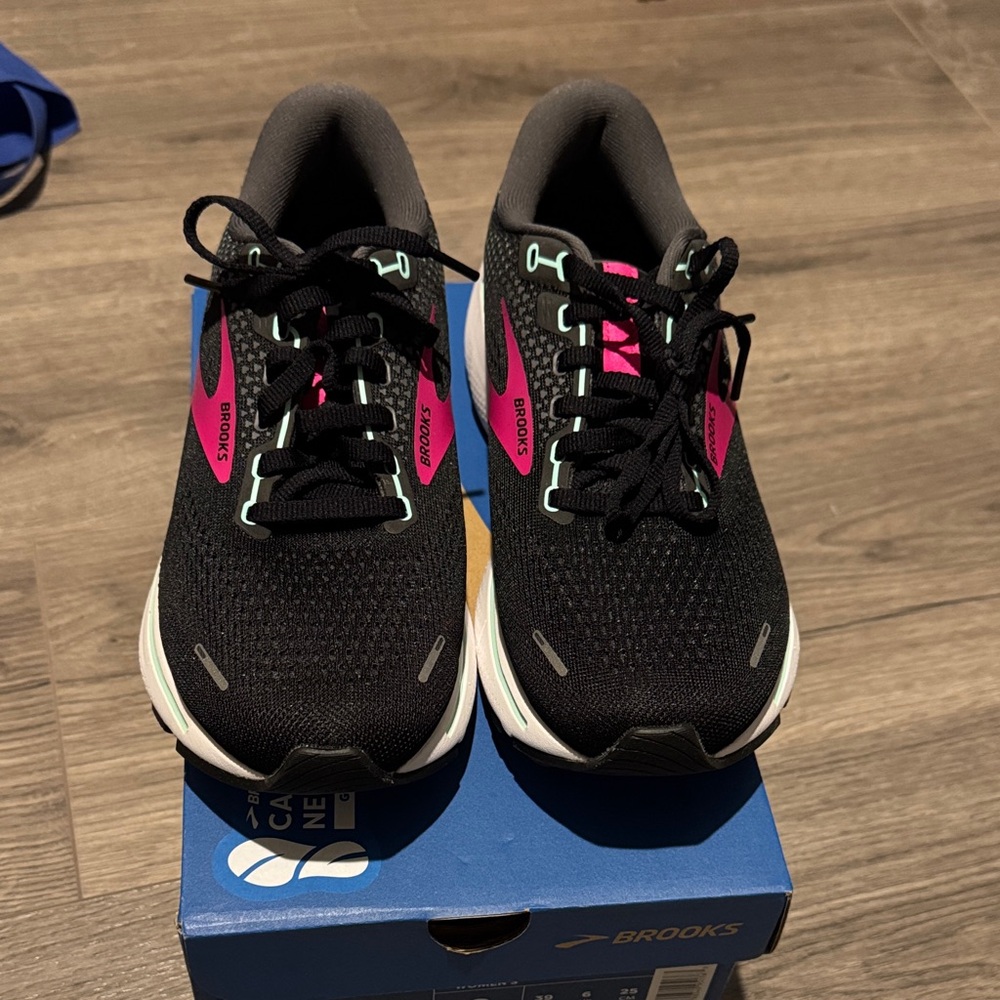 NWT Brooks Women's Black and Pink Athletic Shoes Ghost 14- Size 8 wide